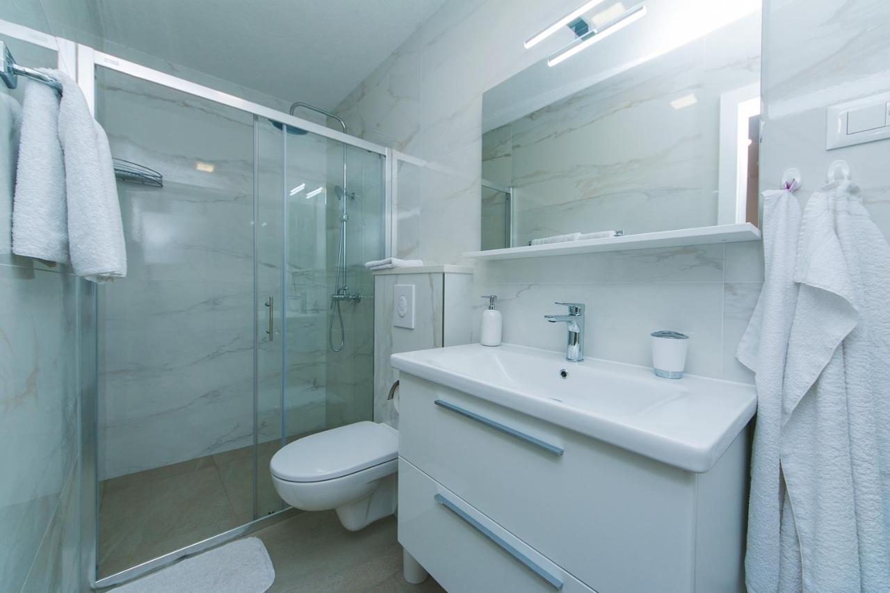 Apartments By The Sea Brela, Makarska - 20778 Екстериор снимка