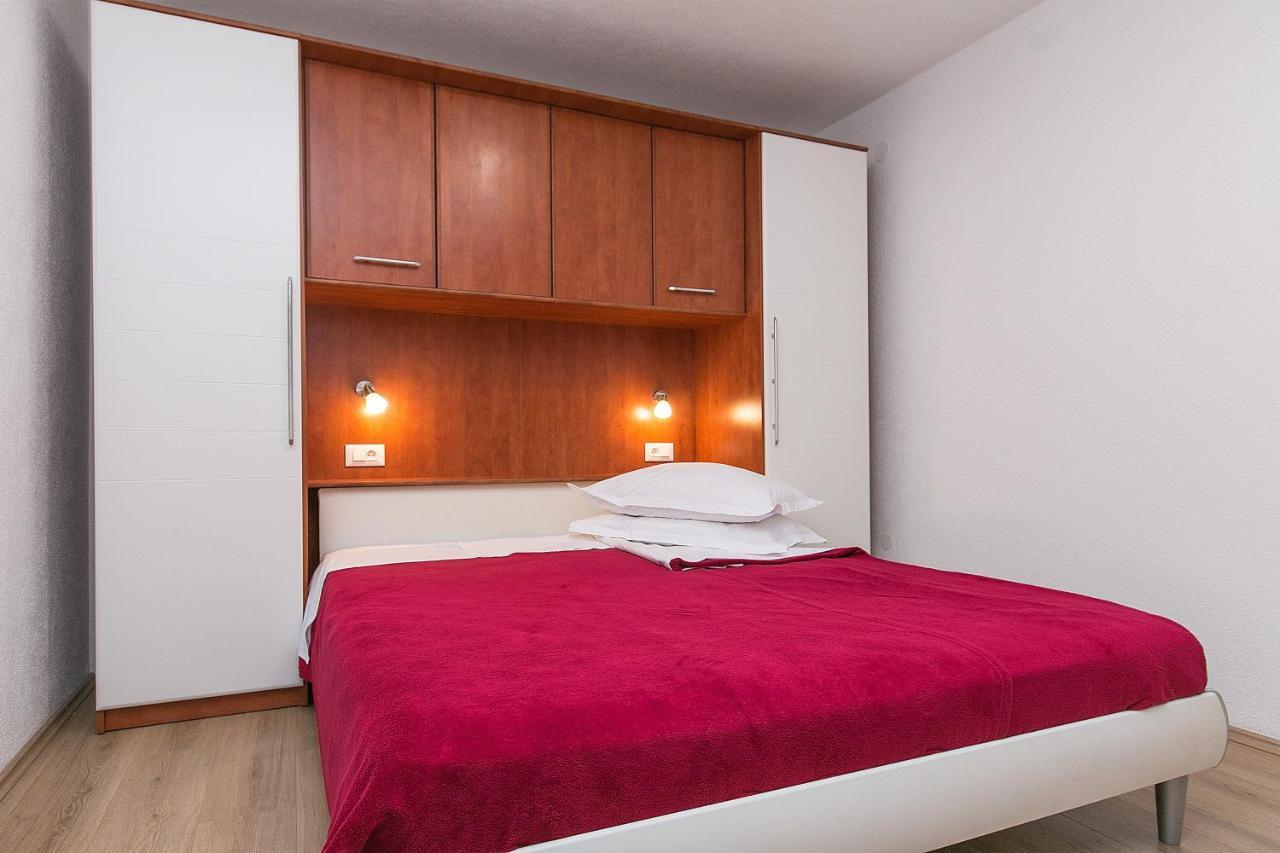 Apartments By The Sea Brela, Makarska - 20778 Екстериор снимка